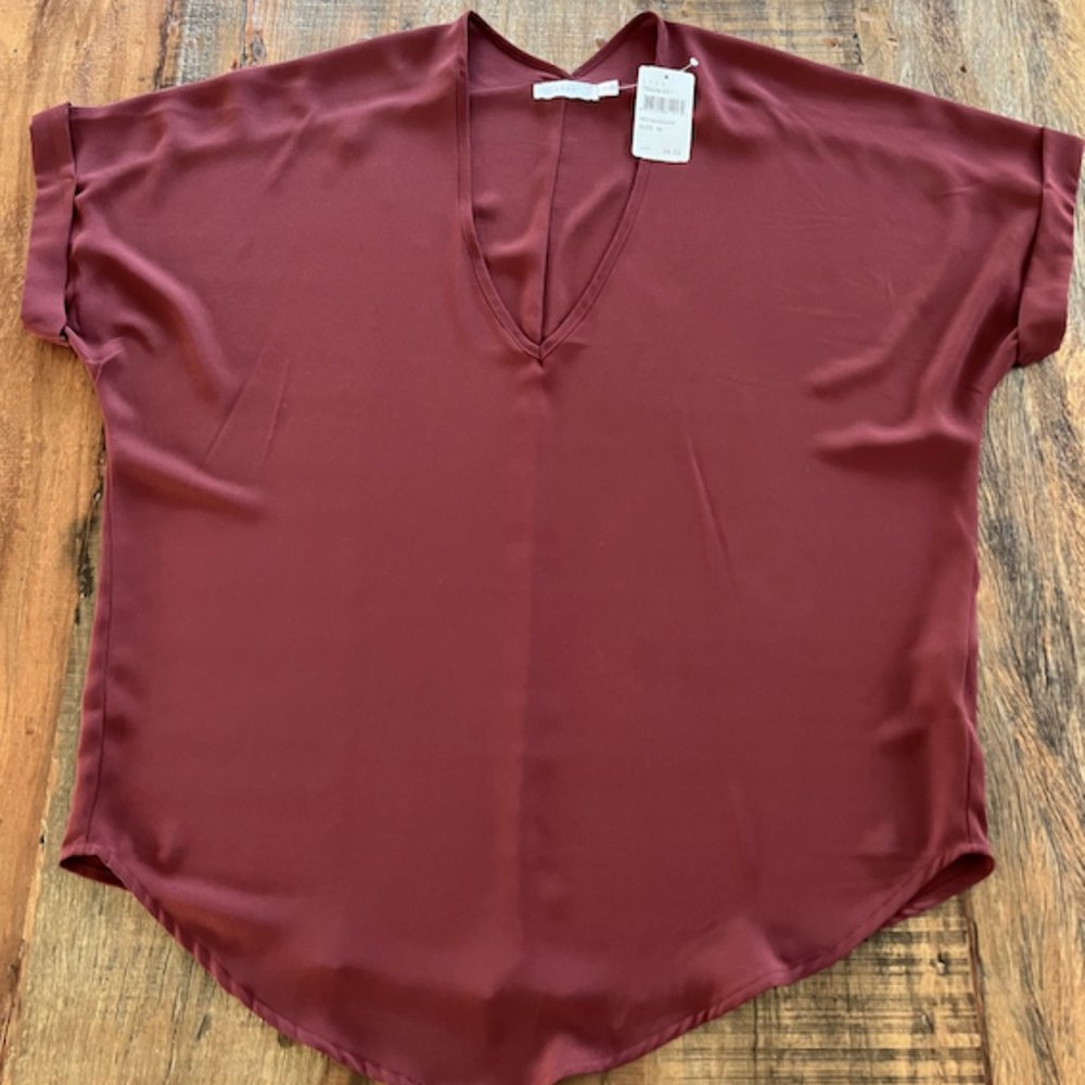 LUSH Short sleeve v-neck top Mahogany Size M - NWT